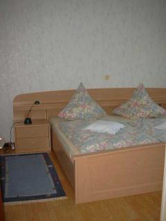 Großes Schlafzimmer mit geräumigem Kleiderschrank